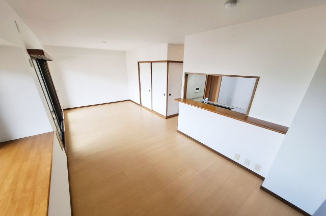 ルネ泉大津ロイヤルコートの居間・リビング|南西向きで、明るい自然光を広く取り込む横型リビングダイニング