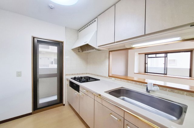 ルネ泉大津ロイヤルコートのキッチン|バルコニーに続く勝手口のあるキッチンは、明るく換気も良好です。バルコニーに出られて便利です。