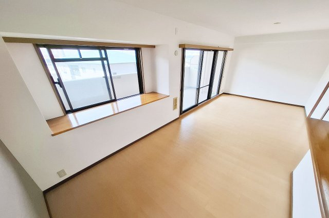 ルネ泉大津ロイヤルコートのダイニング|バルコニーに面した出窓のあるダイニング。窓辺を小物やグリーンで楽しめます。