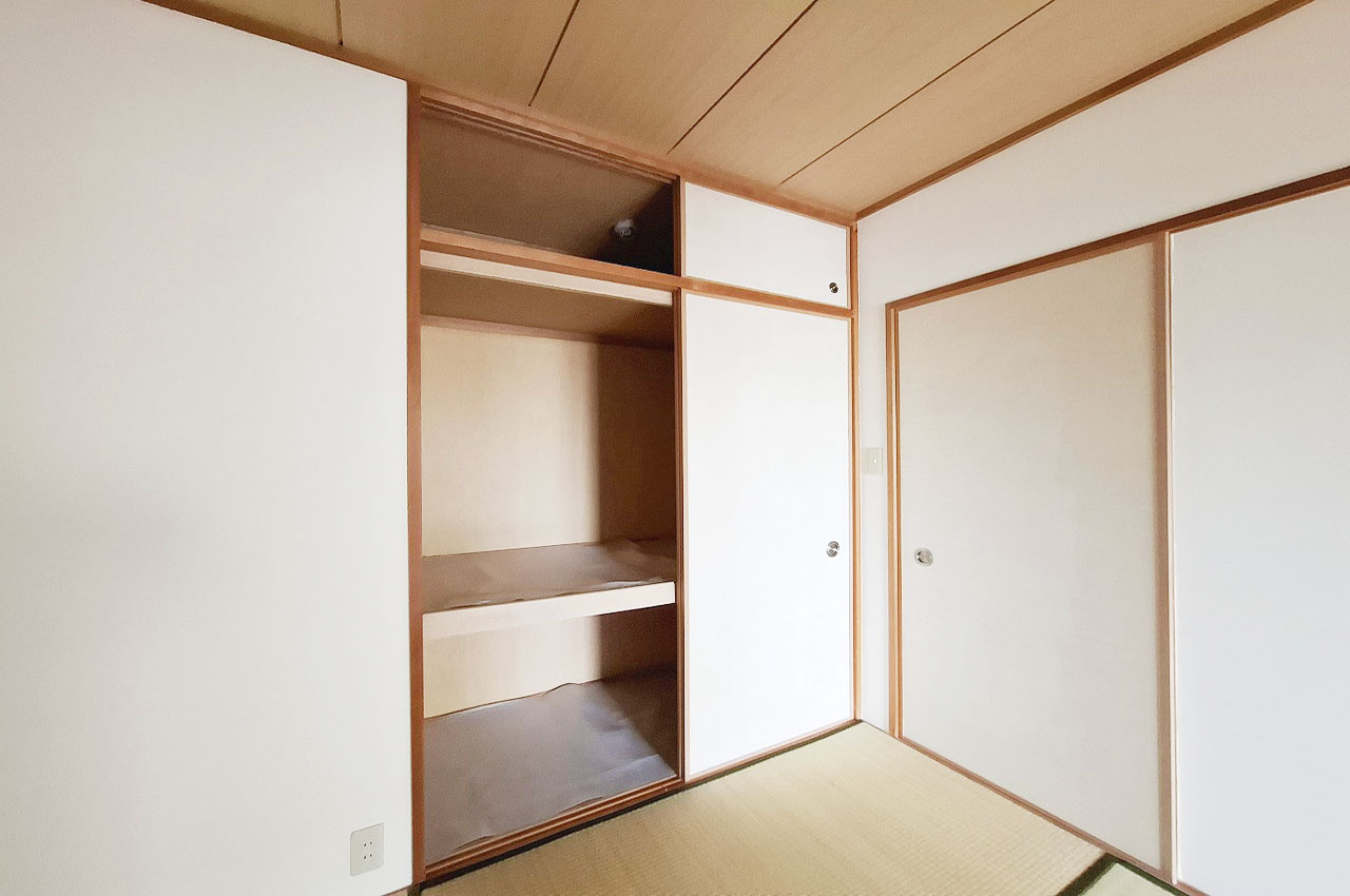 ルネ泉大津ロイヤルコートの収納|天袋付きの押入があり、寝具や季節物の収納に便利です。