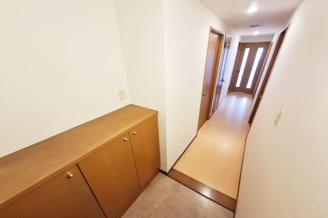 ルネ泉大津ロイヤルコートの内装|ナチュラルな内装で明るい雰囲気の室内です。