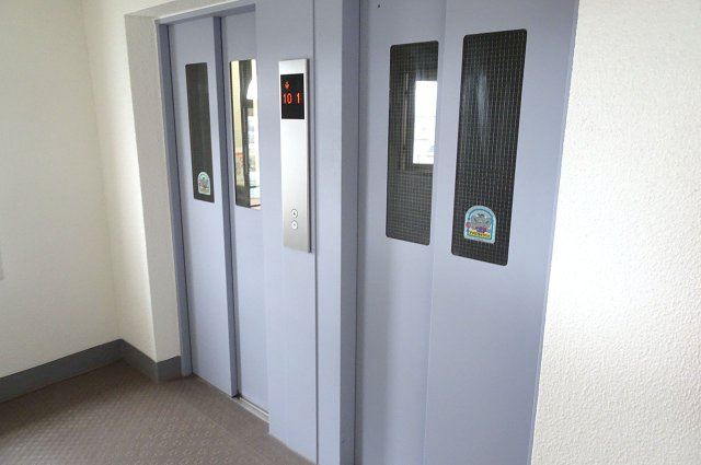 和泉鶴山台アーバンコンフオートの設備|エレベーター