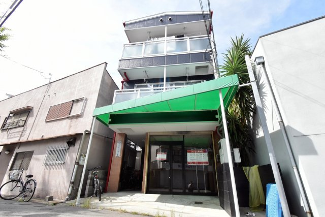 ラマドレー甲子園の外観