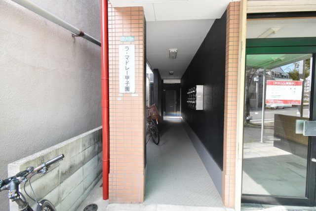 ラマドレー甲子園のエントランス