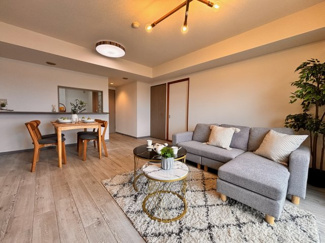 【居間・リビング】 | ダイアパレス千葉桜木 | 対面仕様のキッチンが採用されています。配膳や下膳がスムーズに行え、ご家族との会話も弾みそうです♪