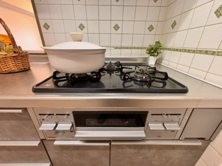 【キッチン】 | ダイアパレス千葉桜木 | 新品のカウンターキッチンで料理がますます楽しくなり、嬉しい3口コンロとグリルコンロ付きで料理の幅が広がります♪