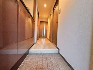 【玄関】 | ダイアパレス千葉桜木 | 玄関はシューズインクローク付き。靴の収納が多くまとめてスッキリ収納できます！
