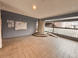 【エントランス】 | ダイアパレス千葉桜木 | 清掃の行き届いた開放感あるエントランス。アプローチには段差がなく、ベビーカーの移動などにもスムーズです！