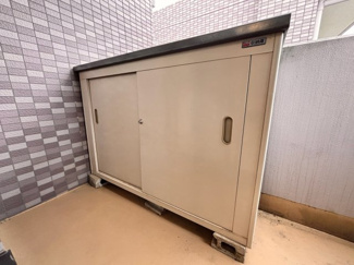 【その他】 | ダイアパレス千葉桜木 | もう一面にあるバルコニーには物置付きで室内に置けない物など整理してスッキリさせることができます！