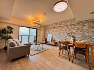 【居間・リビング】 | ダイアパレス千葉桜木 | 大きな窓からたっぷりの陽光と風を感じられるリビング。家族の笑顔が自然と生まれてくる、そんな雰囲気に仕上がっています。