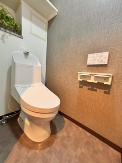 【トイレ】 | ダイアパレス千葉桜木 | 温水洗浄便座付きのトイレ。奥までお手入れがしやすい、スッキリとしたデザインです。アクセントクロスが施されています！