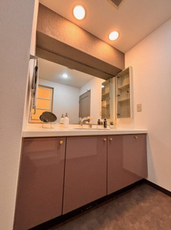 【独立洗面台】 | ダイアパレス千葉桜木 | 明るい洗面所は毎朝の身支度も楽しくできちゃいそうです。
使い勝手の良い洗面台で、朝の準備もスムーズにこなせます。