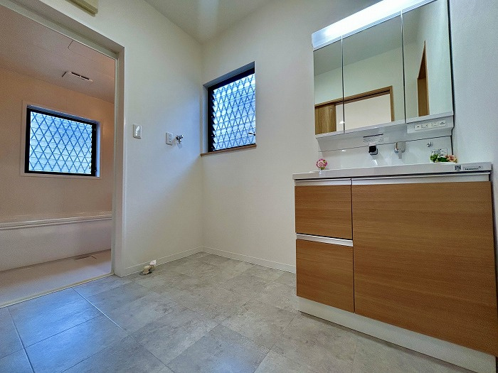 松山市西長戸　再生住宅のランドリースペース