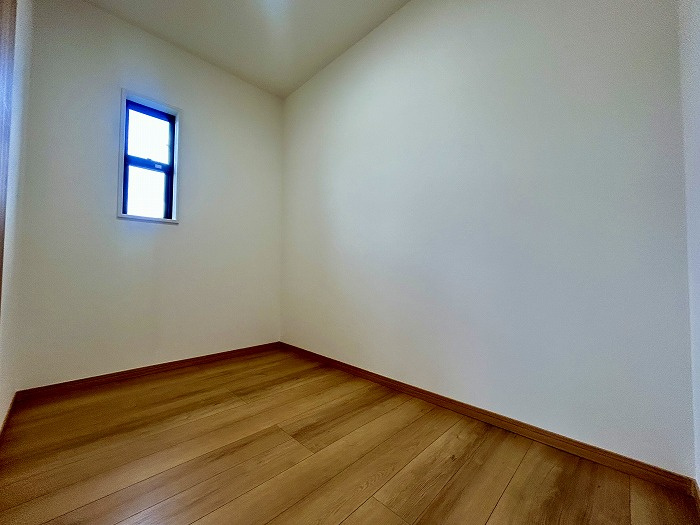 松山市西長戸　再生住宅の洋室