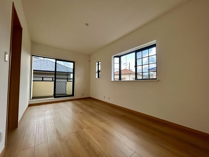 松山市西長戸　再生住宅の洋室|2階の洋室は全室リフォーム済みで、お子様の個室にも最適。全居室に収納が備わっているため、お気に入りのおもちゃや洋服もすっきり収まる。自分だけの空間を持てる喜びが、お子様の成長を支える。