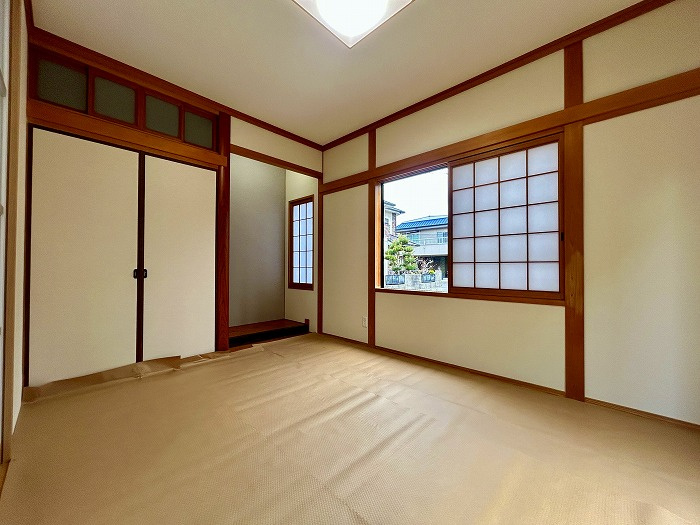 松山市西長戸　再生住宅の和室|1階の和室は、畳の香りにホッとする安らぎの間。お昼寝スペースや、遊び場として、多目的に使えるのが嬉しい。襖を開ければリビングと繋がり、さらに広々とした空間として活用できる。