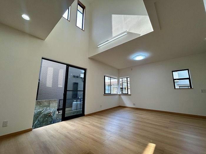 松山市西長戸　再生住宅の居間・リビング