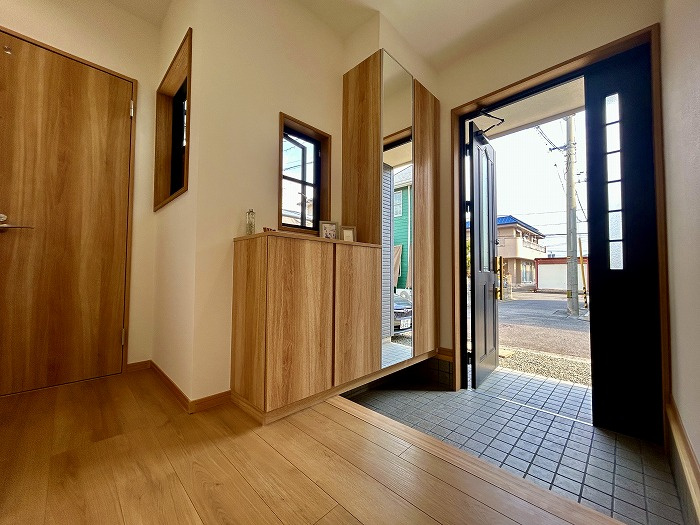 松山市西長戸　再生住宅の玄関