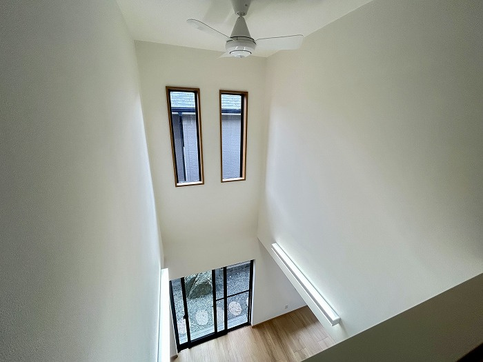 松山市西長戸　再生住宅の内装|吹抜けから光が降り注ぐ18帖以上のLDK