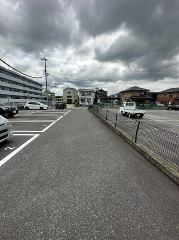ベルリード弥生の駐車場