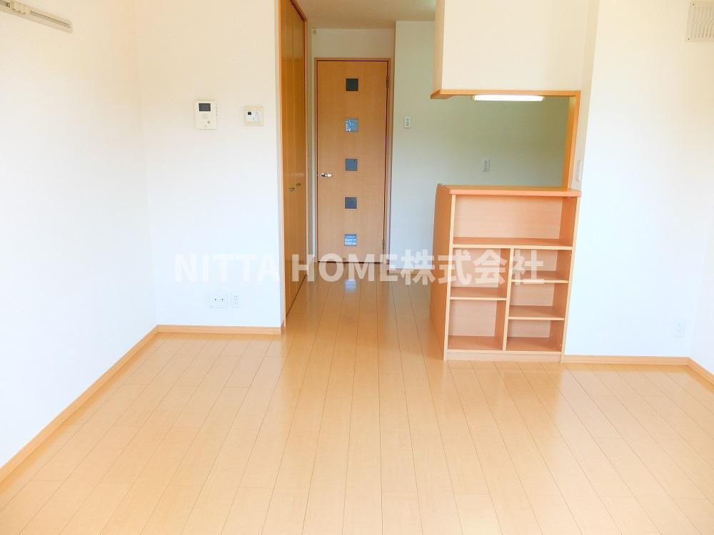 レーブプレミールⅠ番館の居間・リビング|洋室１１．３帖あります♪