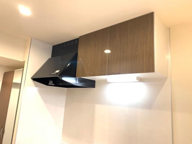 エクセレント越谷のキッチン|レンジフード、吊り戸棚
