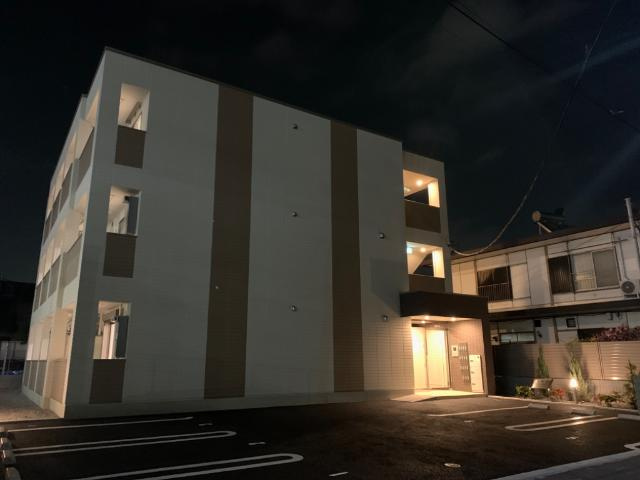 エクセレント越谷の駐車場|外観写真（夜）