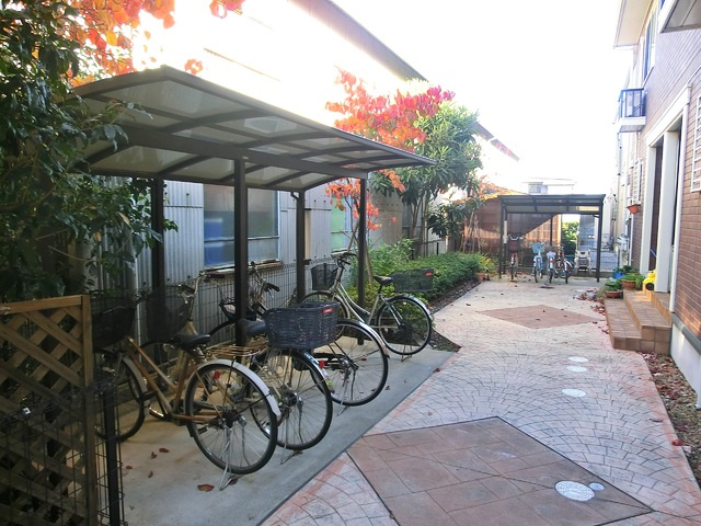 マリーコートのその他共用部分|屋根つきの駐輪スペース有ります♪