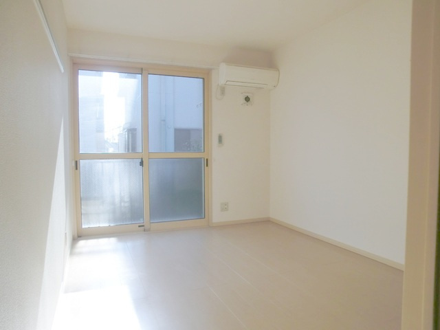 マリーコートの寝室|明るい日差しの入る綺麗なおへやです