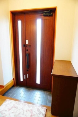 【玄関】 | 川口市朝日一丁目戸建て | 落ち着いた玄関です