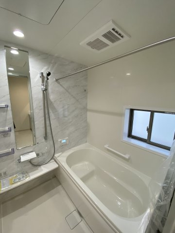 【いわき市仁井田町　全3棟　3号棟】　●新生活応援キャンペーン実施中●の浴室|同施工：浴室の写真です。お子様と一緒にバスタイムを楽しめる広々空間。浴室乾燥機付で心地よいバスタイムを実現します♪　