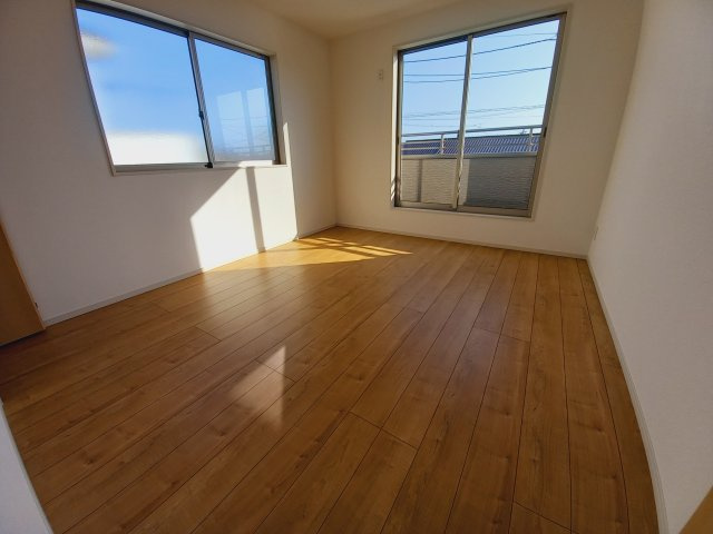 【いわき市仁井田町　全3棟　3号棟】　●新生活応援キャンペーン実施中●の洋室|同施工：居室の写真です。寝室にも、子供部屋にも、趣味のお部屋にもお使いいただけます♪　柔らかい陽光が差し込む明るいお部屋を演出する設計。彩光の取れる窓が気持ちの良いお部屋を創り上げます。