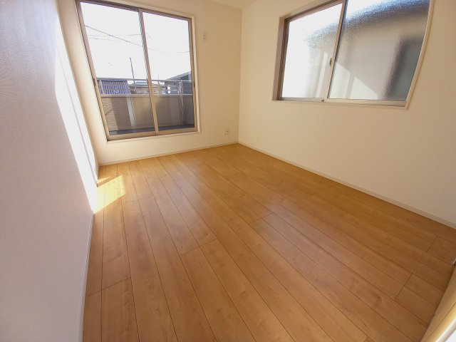 【いわき市仁井田町　全3棟　3号棟】　●新生活応援キャンペーン実施中●の洋室|同施工：居室の写真です。使い勝手の良い間取りなので、ご家族の状況の変化にも耐えられますね。　木の温もりがナチュラルでくつろげる空間ですね。