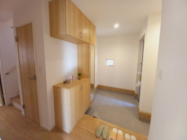 【いわき市仁井田町　全3棟　3号棟】　●新生活応援キャンペーン実施中●の玄関|同施工：玄関の写真です。お洒落な玄関からの外出は気分が良いですね♪　大容量のシューズボックス付き。散らかりがちな玄関もスッキリ収納！