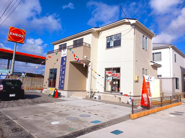 【いわき市仁井田町　全3棟　3号棟】　●新生活応援キャンペーン実施中●の前面道路含む現地写真|同施工　外観の写真です！！　外壁仕上げ材は窯業系サイディング。裏面に付着した汚れが、雨水によって流れ落ちやすい「防汚機能付きサイディング」を採用。外壁の美しさが長持ちします♪