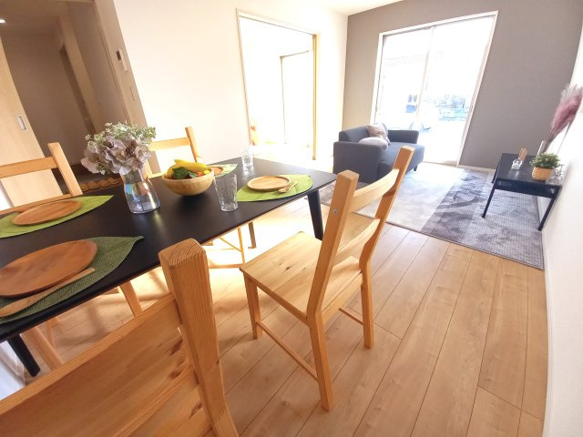 【いわき市仁井田町　全3棟　3号棟】　●新生活応援キャンペーン実施中●の居間・リビング|同施工　リビングの写真です ！！　家族団らんの時間が増えそうなリビングですね。　低ホルムアルデヒド仕様の健康に配慮したフローリングとなっています。　