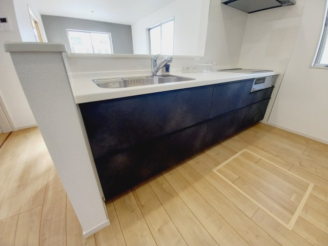 【いわき市仁井田町　全3棟　3号棟】　●新生活応援キャンペーン実施中●のキッチン|同施工：キッチンの写真です。対面式キッチンは、家族の会話が途切れませんね♪　デザイン性と機能性を兼ね備えたキッチンは、リビングスペースとの一体感が生まれ、広々空間を演出してくれます。