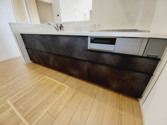 【いわき市仁井田町　全3棟　3号棟】　●新生活応援キャンペーン実施中●のキッチン|同施工：キッチンの写真です。ＩＨクッキングヒーターは、火を使わないので消し忘れによる事故がなく安全ですね♪