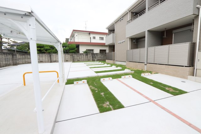 フロンティアの駐車場