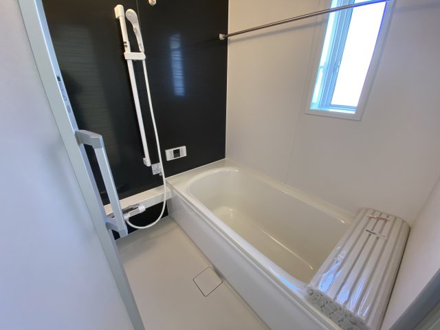 【いわき市小名浜南富岡　第1】　2号棟　※必ずもらえる選べるキャンペーン実施中！の浴室|■□■ユニットバスの写真です■□■　高断熱浴槽なので、温めたお湯の熱を逃がしにくくし、しっかり断熱してくれるので、入浴の時間帯がバラバラでも安心ですね♪