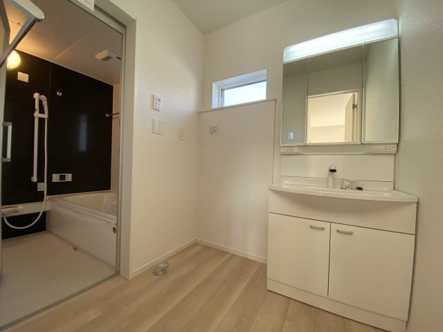 【いわき市小名浜南富岡　第1】　2号棟　※必ずもらえる選べるキャンペーン実施中！の独立洗面台|■□■洗面所の写真です■□■　使い勝手の良い洗面台は、奥様の身支度の時間も楽しくなりそうですね。