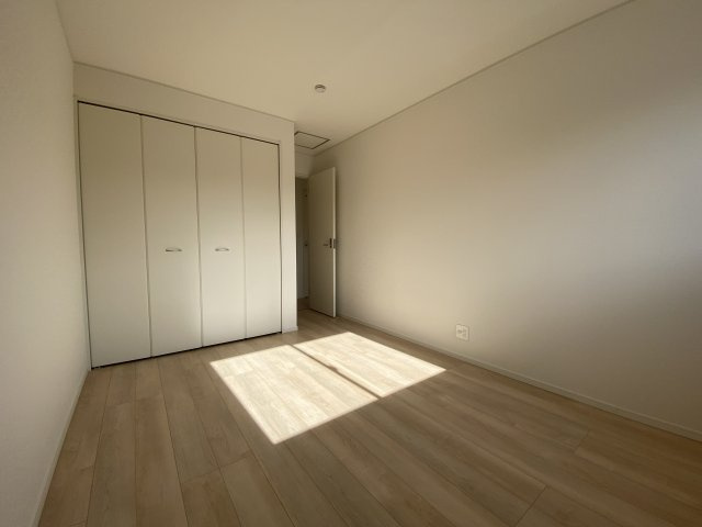 【いわき市小名浜南富岡　第1】　2号棟　※必ずもらえる選べるキャンペーン実施中！の洋室|同施工　■□■居室の写真です■□■　
木の温もりがナチュラルでくつろげる空間ですね。