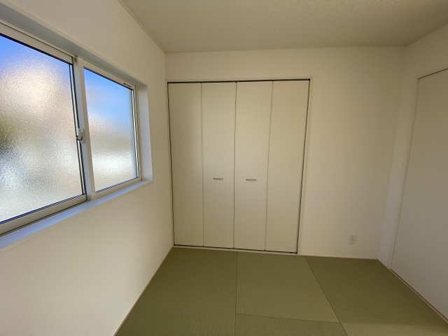 【いわき市小名浜南富岡　第1】　2号棟　※必ずもらえる選べるキャンペーン実施中！の和室|◆収納スペースの写真です◆　十分な広さがあるので収納には困りませんね♪　