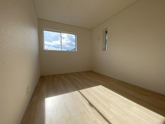 【いわき市小名浜南富岡　第1】　2号棟　※必ずもらえる選べるキャンペーン実施中！の洋室|■□■居室の写真です■□■　
木の温もりがナチュラルでくつろげる空間ですね。