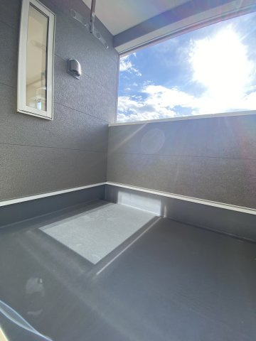 【いわき市小名浜南富岡　第1】　2号棟　※必ずもらえる選べるキャンペーン実施中！のバルコニー|◆バルコニーの写真です◆　お布団など大きいものも、充分に干せる広さがございます。人気のベランピングも楽しめる広さ！自宅のアウトドア空間でゆったり過ごせます。

