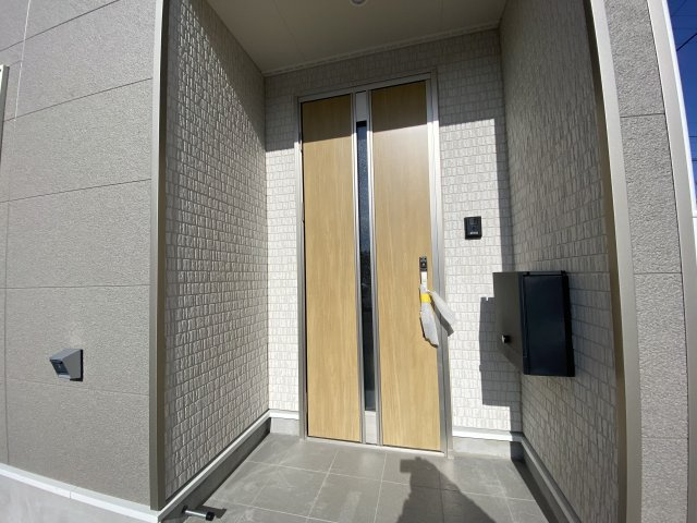 【いわき市小名浜南富岡　第1】　2号棟　※必ずもらえる選べるキャンペーン実施中！の玄関|◆玄関の写真です◆
お洒落な玄関は気分が良いですね♪広々とした玄関になっております。　