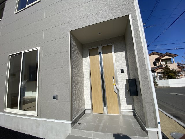 【いわき市小名浜南富岡　第1】　2号棟　※必ずもらえる選べるキャンペーン実施中！の外観|◆玄関の写真です◆
家族の帰りを待ち、訪れる方を優しく迎える。
そんな安らぎに満ちた生活空間にピッタリの玄関ですね♪（＾＾）
