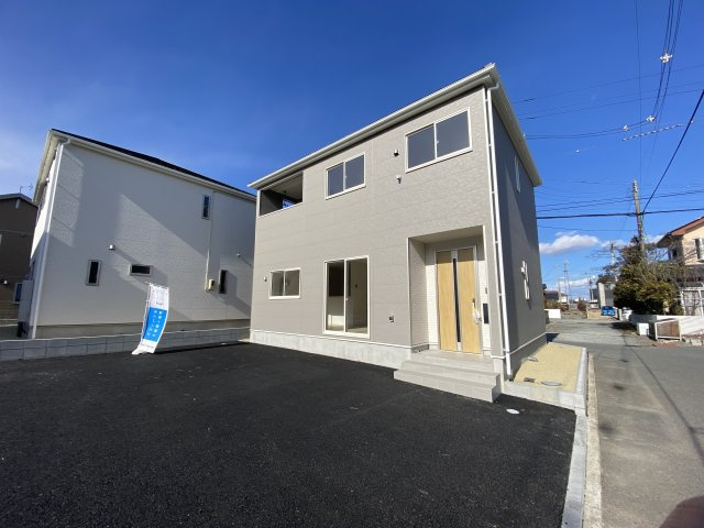 【いわき市小名浜南富岡　第1】　2号棟　※必ずもらえる選べるキャンペーン実施中！の駐車場|◆カースペースの写真です◆
陽当りの良い駐車場は週末の洗車も快適です♪お車の他にも、自転車をとめられそうなスペースもございます。
