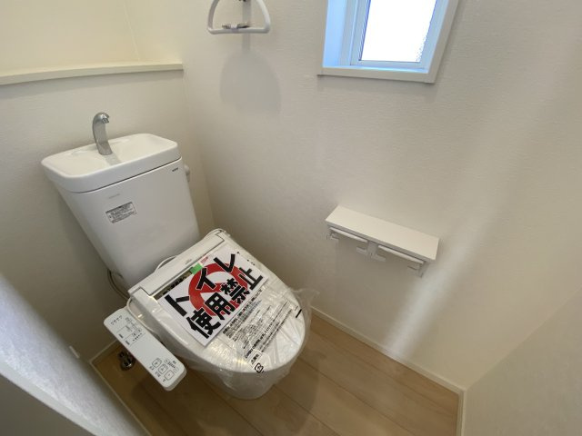 【いわき市小名浜南富岡　第1】　2号棟　※必ずもらえる選べるキャンペーン実施中！のトイレ|トイレの写真です。便器にフチがないので汚れが隠れて見えない部分がありません。 お手入れがとってもラクラクです♪