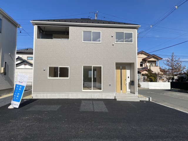【いわき市小名浜南富岡　第1】　2号棟　※必ずもらえる選べるキャンペーン実施中！の前面道路含む現地写真|同施工◆外壁仕上げ材は窯業系サイディング。裏面に付着した汚れが、雨水によって流れ落ちやすい「防汚機能付きサイディング」を採用。外壁の美しさが長持ちします♪